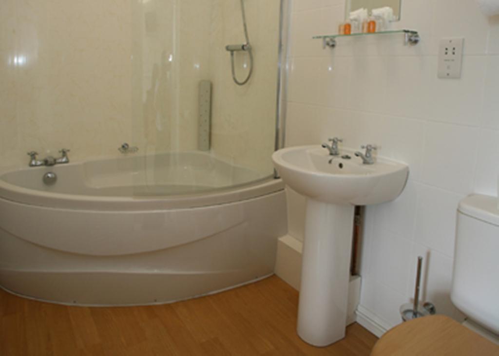 Cliff Head Hotel Карлион Бей Стая снимка