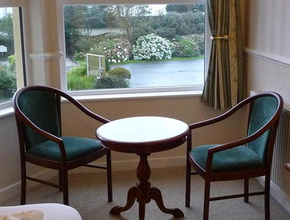 Cliff Head Hotel Карлион Бей Стая снимка