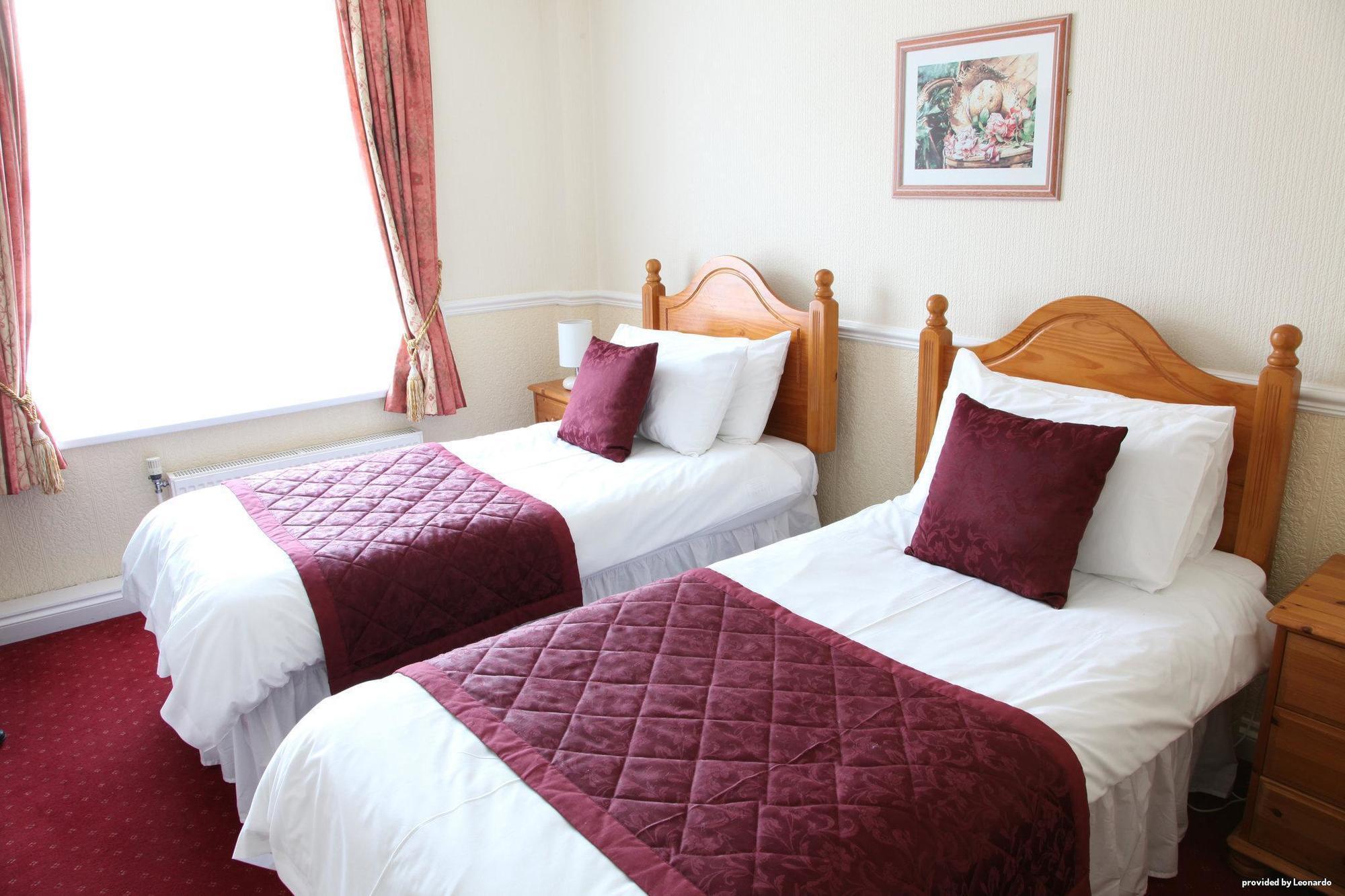 Cliff Head Hotel Карлион Бей Стая снимка