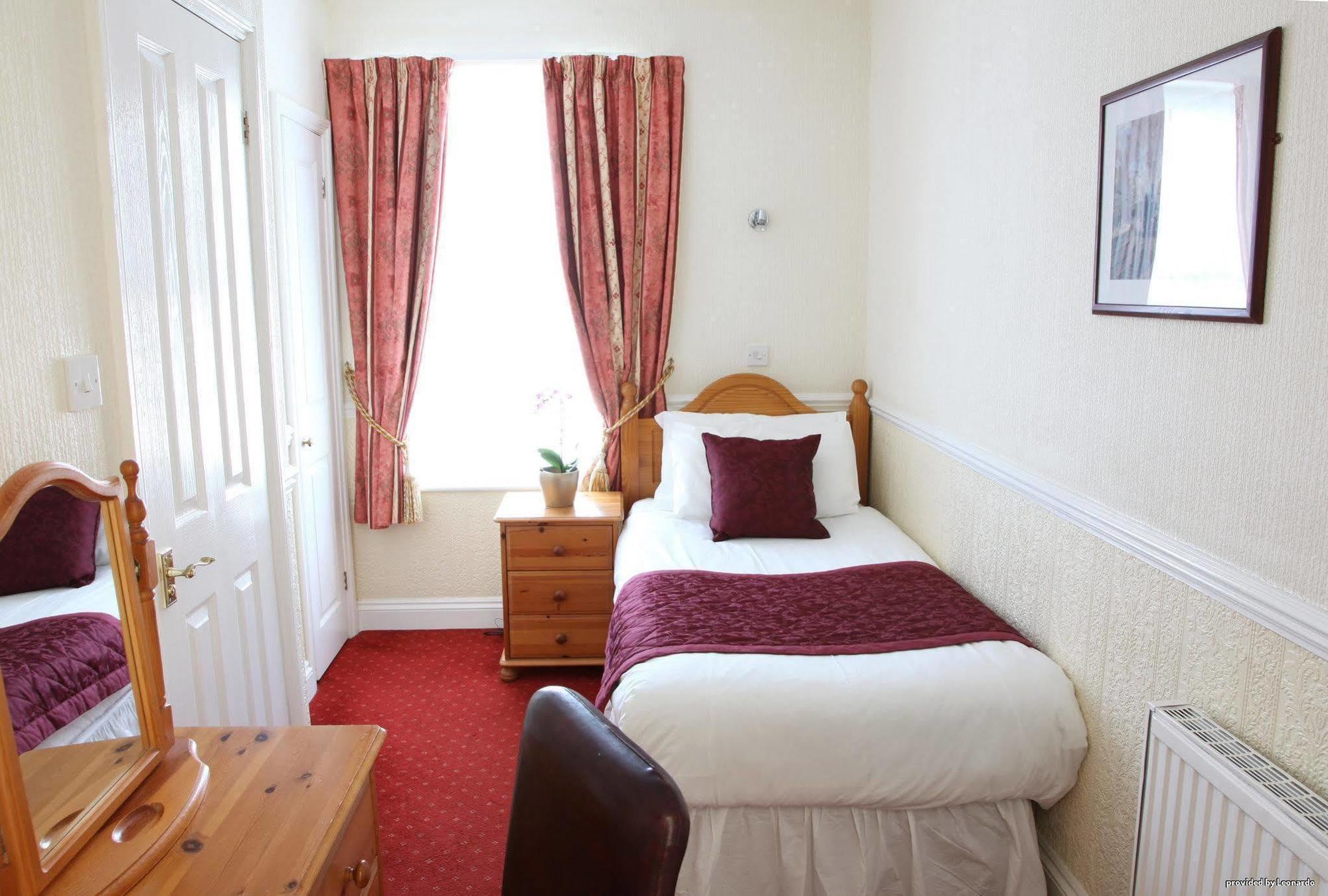 Cliff Head Hotel Карлион Бей Стая снимка
