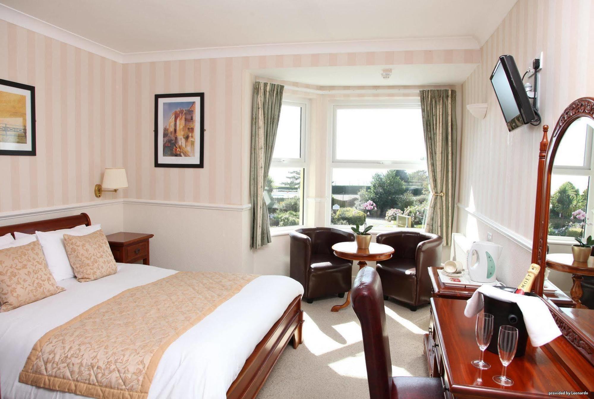 Cliff Head Hotel Карлион Бей Стая снимка