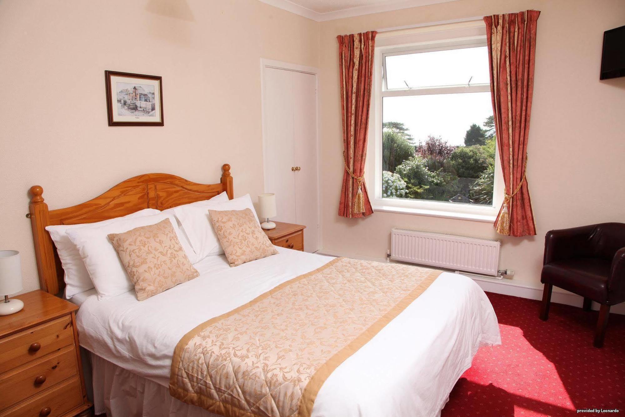 Cliff Head Hotel Карлион Бей Стая снимка